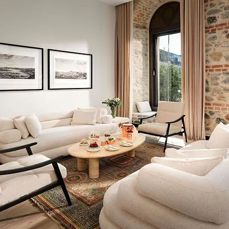 Aliee - A Paris Society Collection Otel