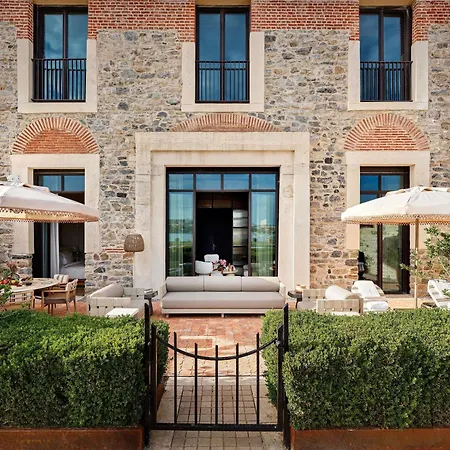 Aliee - A Paris Society Collection Otel