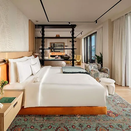 Aliee - A Paris Society Collection Otel