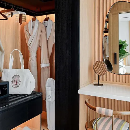 Aliee - A Paris Society Collection Otel