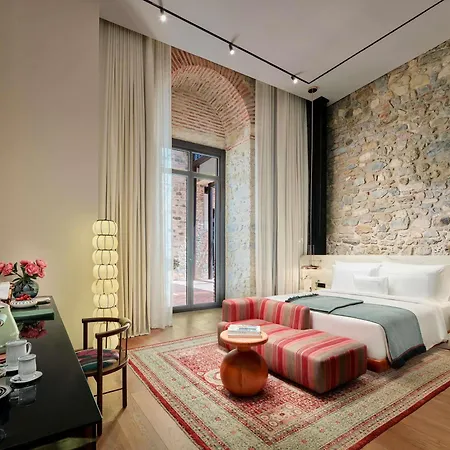 Aliee - A Paris Society Collection Otel