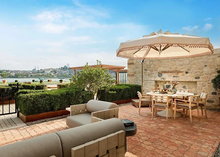 Aliee - A Paris Society Collection Hotel