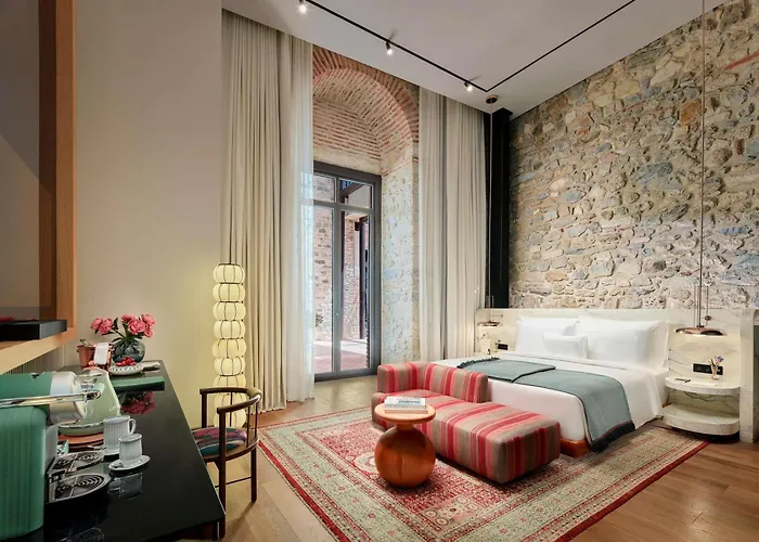 Aliee - A Paris Society Collection Hotel