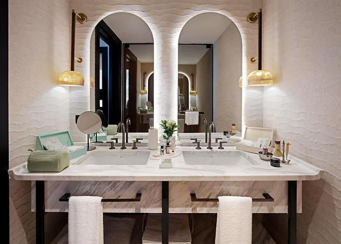 Hotel Aliee - A Paris Society Collection