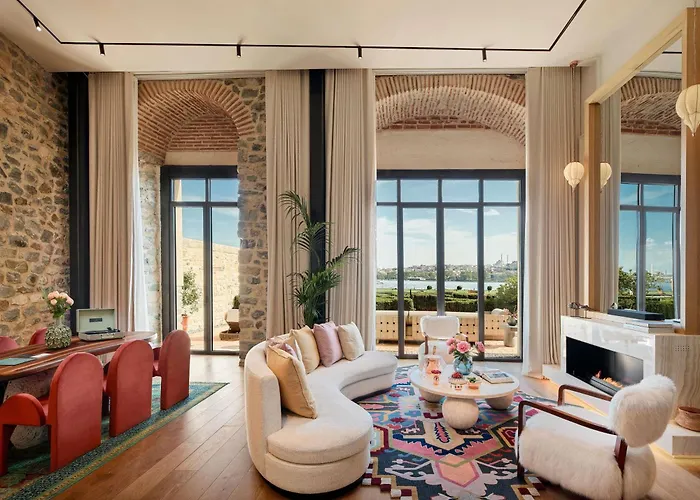 Hotel Aliee - A Paris Society Collection